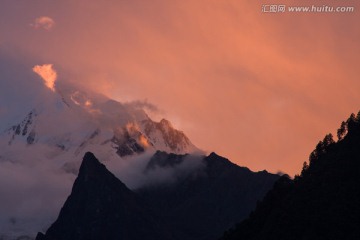 雪山夕照 彩霞