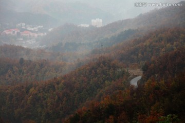 薄雾笼罩的山岭秋景