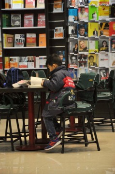 书店看书的儿童