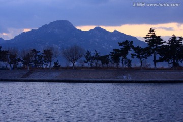 高山巍峨湖水荡漾云雾浮动如画卷