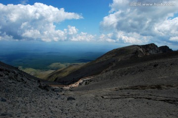 长白山 山脉 峭壁 远山 天空