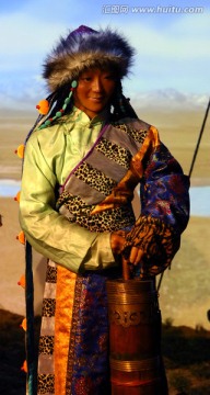 西藏女青年塑像