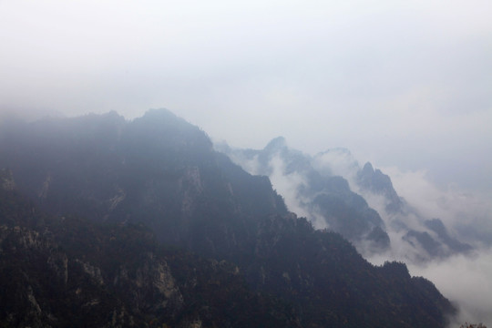 云遮雾绕的群山
