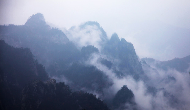 云遮雾绕的群山