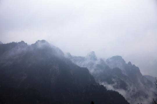 云遮雾绕的群峰