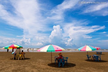 海滨浴场的遮阳伞