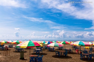 海滨浴场的遮阳伞