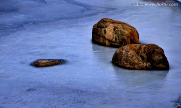 冰湖中的彩石