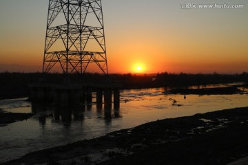 河边塔下夕阳红