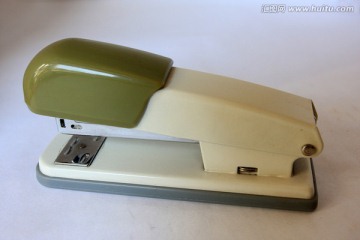 订书器