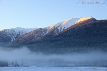 雪山晨雾