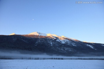 雪山晨光