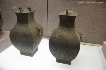 几何纹带盖铜壶