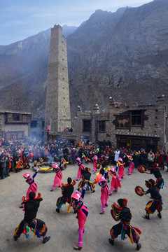 汶川羌人谷羌族舞蹈表演