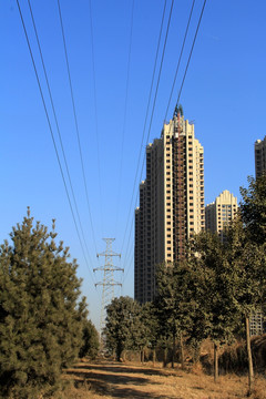 城市建筑与高压线塔