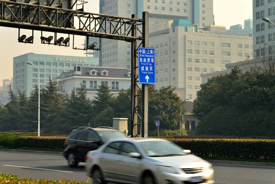 上海自贸区交通指示牌
