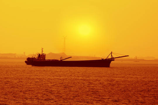 夕阳海景 货运轮船