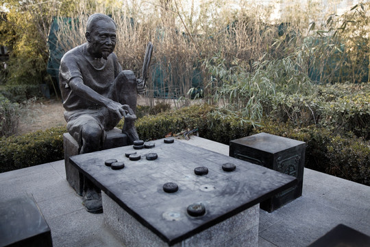 （城市雕塑）下象棋的老人