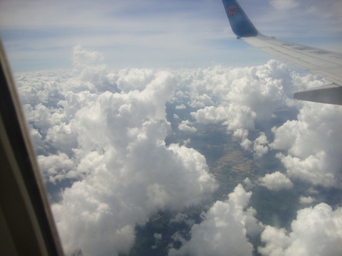 飞机上俯拍云海