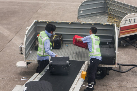 深圳机场行李装卸 工人