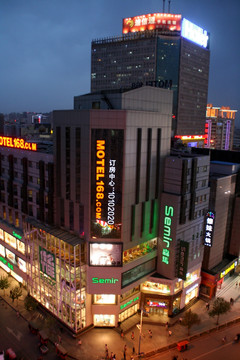 商业街夜景