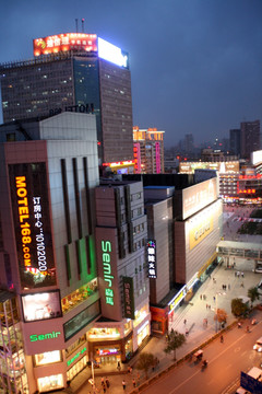 商业街夜景