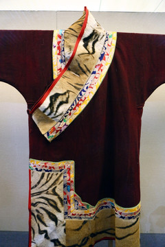 藏族氆氇囊虎皮男袍