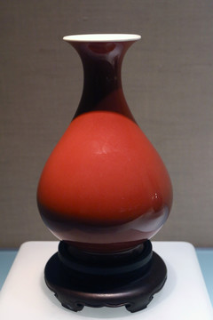 清朝霁红釉玉壶春瓶