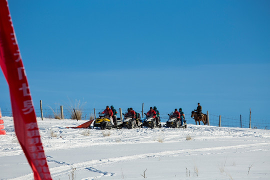 雪山  雪地摩托车