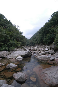 峡谷溪流