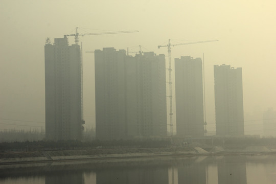雾霾下的建筑工地