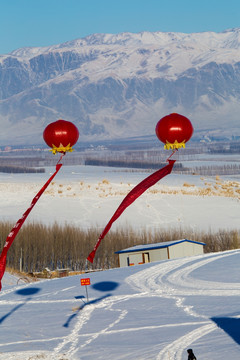 氢气球  红气球  雪景