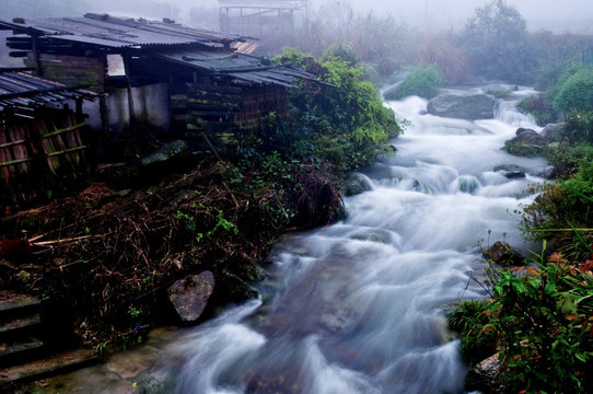 春水 山区 溪流