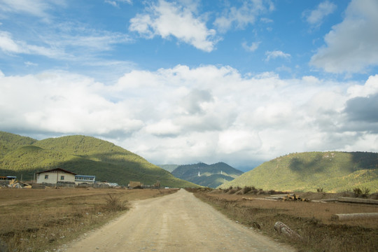 云南香格里拉乡间道路