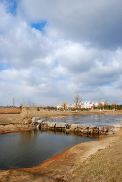 建筑 湖水  蓝天白云 天空