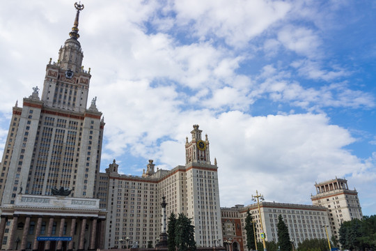蓝天白云下的莫斯科大学