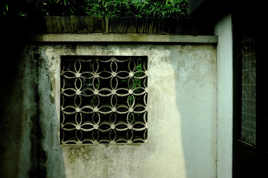 园林 围墙 窗户
