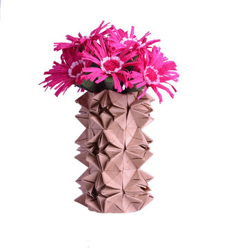 纸艺花朵和花瓶