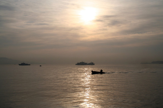 平静的大海小船在海上荡漾