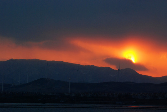 天鹅湖 夕阳 落日余晖 山脉