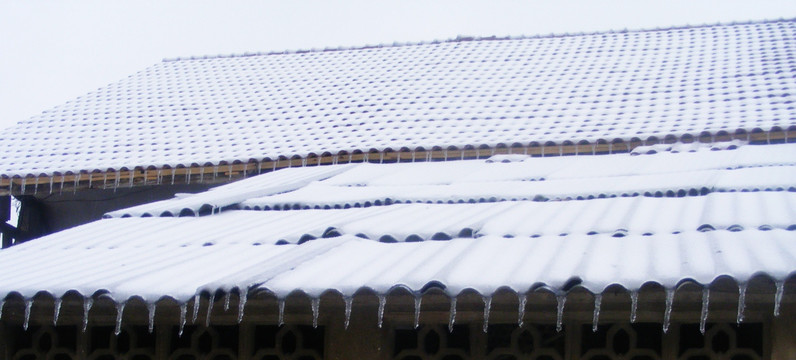 雪与屋顶