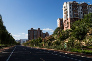 道路旁的住宅小区 公路 远山