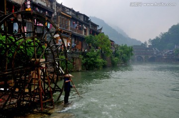 雨中凤凰古城