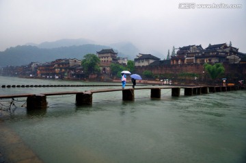 雨中凤凰古城