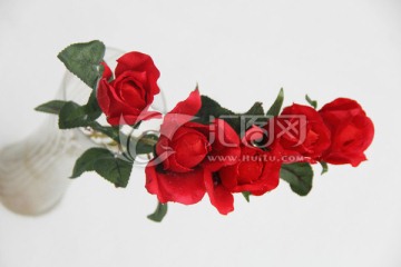 雪地里的玫瑰花摄影素材
