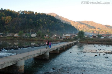 山脉 石桥 上学 植被 秋景