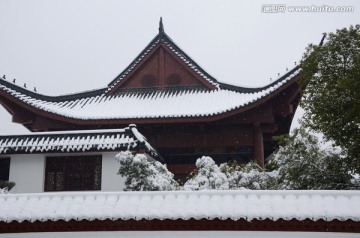 大雪覆盖的古建筑