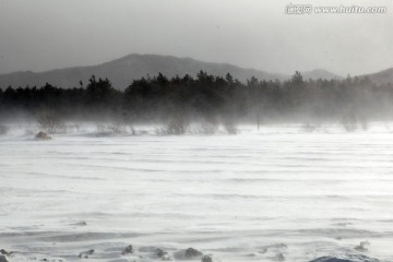 雪中山景