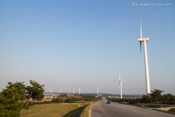 海边风电场 沿海公路 汽车