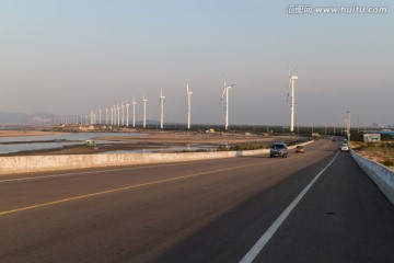 海边风电场 沿海公路 汽车